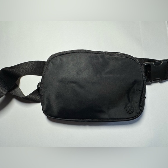 Lululemon Everywhere Belt Bag 1L Unisex used-good condition - Picture 1 of 6